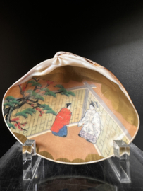 Kai-awase natuurschelp met handgeschilderde Japanse taferelen aan de binnenkant.