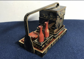 Miniatuur Hina accesoires in Japans lakwerk in orginele geisha doos