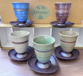 Thee / koffiemokjes op voetje inclusief gietijzeren trivet in bladvorm