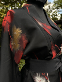 Kimono in zijde met rode voering en ingeweven bloem patronen