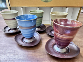 Thee / koffiemokjes op voetje inclusief gietijzeren trivet in bladvorm