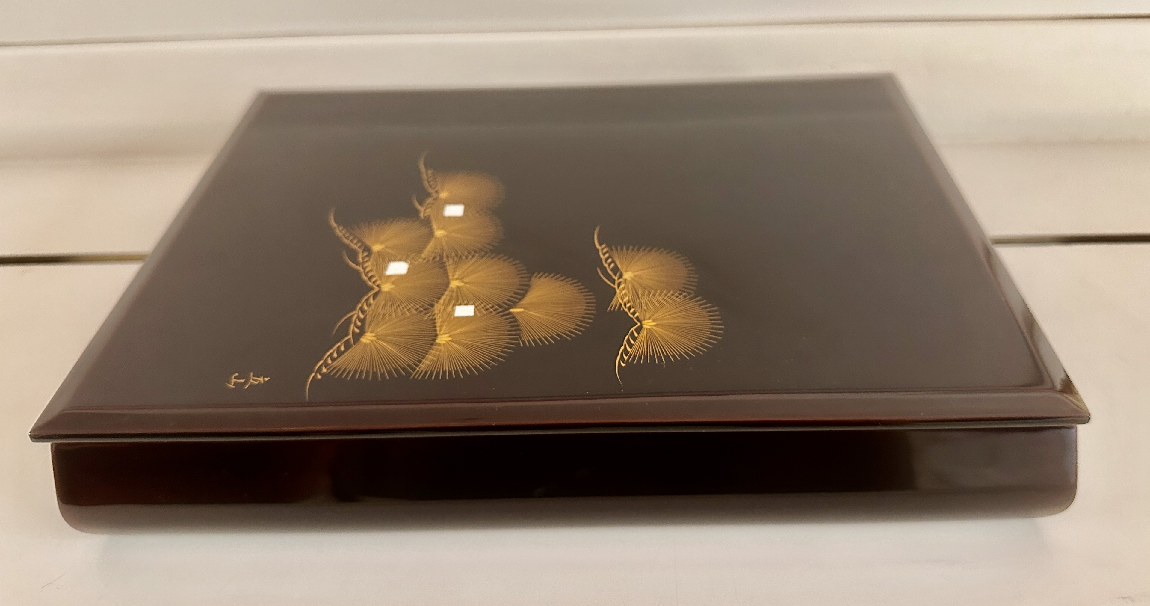 Opbergdoos in Japans lakwerk " Pijnboomtakjes"