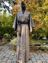 Zijden kimono zilvergrijs met ingeweven rode accenten