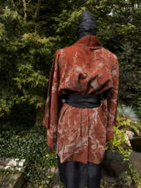 Kort zijden kimono jasje in terra herfstkleur.
