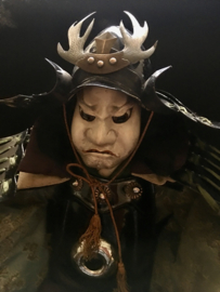 Zeer zeldzame authentieke samurai pop uit ± 1820 EDO-periode " Kato Kiyomasa" met aparte helm Hoogte 57 cm.