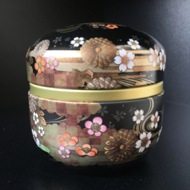 Japans  theebusje tin in lakwerk, beschilderd met kersenbloesem Ø 9 cm. H. 8 cm.