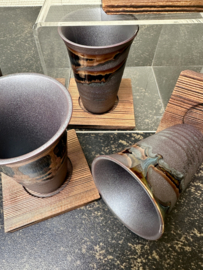 Set(5) aparte Japanse koffie/theemokken, met houten onderzetter