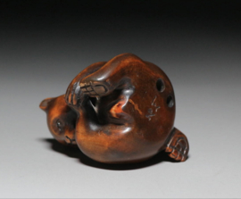 Japanse netsuke uit buxushout gesneden " Beertje "