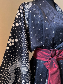 Zijden kimono " Witte Kersenbloesem met wolken"