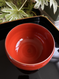 Fraaie Japans rode bowl van Aritia porselein H.10 cm ø 15 cm.