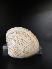 Kai-awase natuurschelp met handgeschilderde Japanse taferelen aan de binnenkant.
