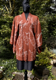 Kort zijden kimono jasje in terra herfstkleur.