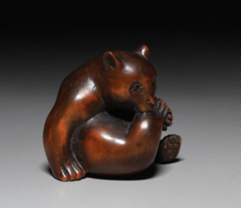 Japanse netsuke uit buxushout gesneden " Beertje "