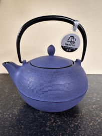Orginele Japanse theepot " Kikku" 0.75 ltr. van kwaliteitsmerk Iwachu , gietijzer ,lavendelblauw.