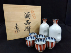 Saké set " Arita porselein" in houten kado kistje