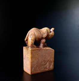 Antieke stempel " Olifantje" Soushan steen