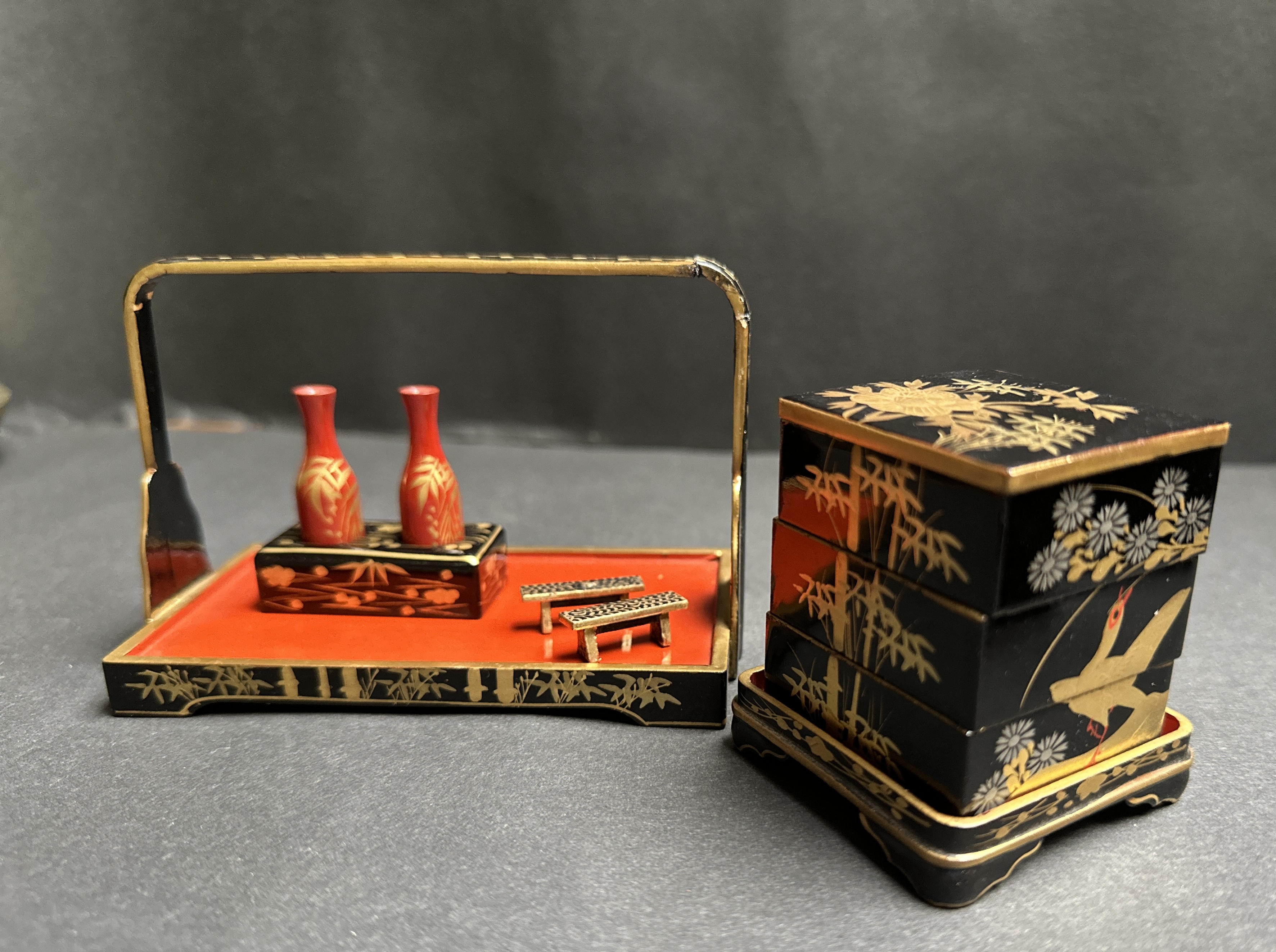 Miniatuur Hina accesoires in Japans lakwerk in orginele geisha doos