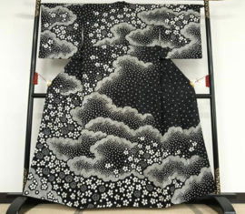Zijden kimono " Witte Kersenbloesem met wolken"