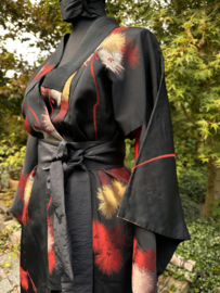 Kimono in zijde met rode voering en ingeweven bloem patronen