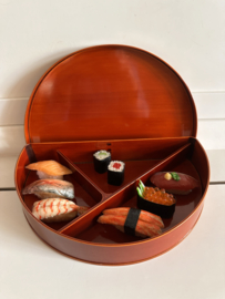 " Bento-box halve maan" in lakwerk ( hout ) in Japans rode kleur voor sushi's / snacks.