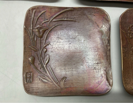 bronzen trivets ( antiek ) in houten kistje