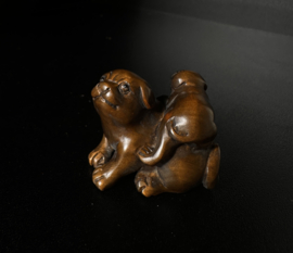 Netsuké uit buxushout " Akita hondje met puppy"