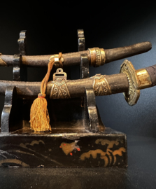 Antieke Miniatuur Samurai zwaarden met lakstandaard