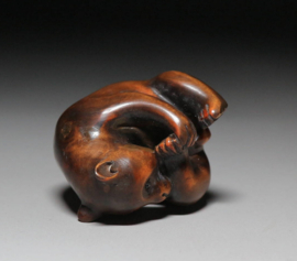 Japanse netsuke uit buxushout gesneden " Beertje "