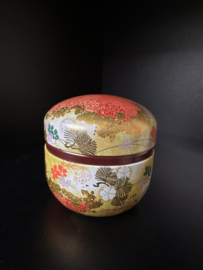 Japans  theebusje tin in lakwerk, beschilderd met kersenbloesem Ø 9 cm. H. 8 cm.
