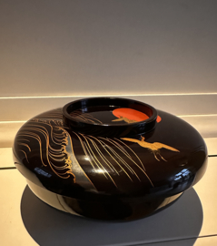 Grote lakbowl (hout) met deksel "Rijzende zon met vliegende kraanvogels"