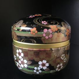 Japans  theebusje tin in lakwerk, beschilderd met kersenbloesem Ø 9 cm. H. 8 cm.