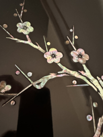 Ruime Japanse lakdoos met  afbeelding van Kersenbloesem (techniek "Mother in pearl)"