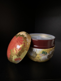Japans  theebusje tin in lakwerk, beschilderd met kersenbloesem Ø 9 cm. H. 8 cm.