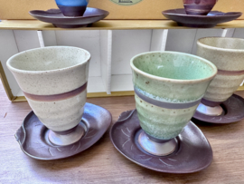 Thee / koffiemokjes op voetje inclusief gietijzeren trivet in bladvorm