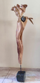 Sculptuur in beukenhout " Zwaluw" hoogte 144 cm. op natuurstenen voet