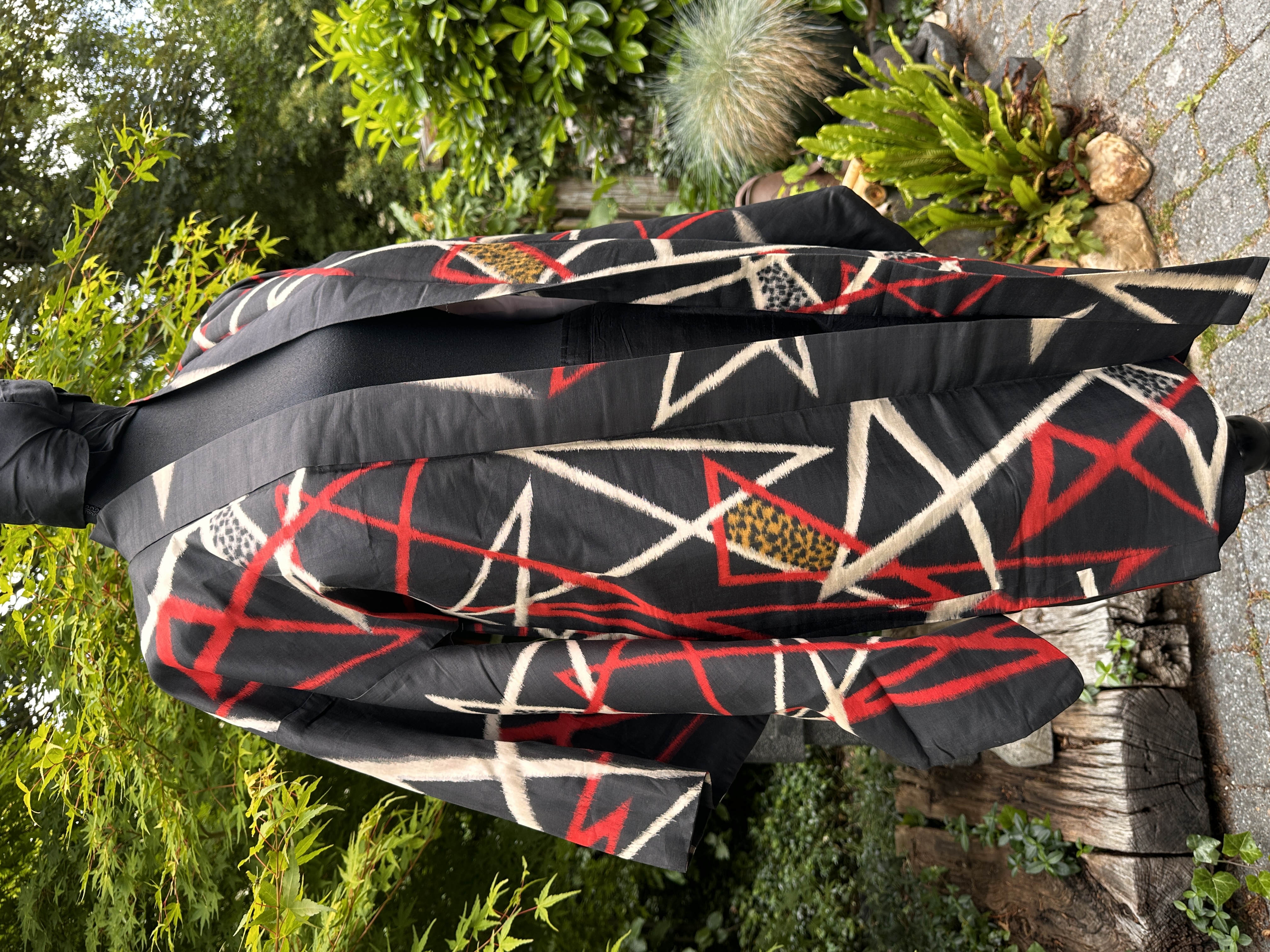 Zijden kimono jasje " Ikat met grafische motieven"