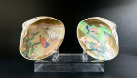 Kai-awase natuurschelp met handgeschilderde Japanse taferelen aan de binnenkant.
