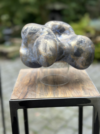 Sculptuur "liggende madonna" in blauw / brons