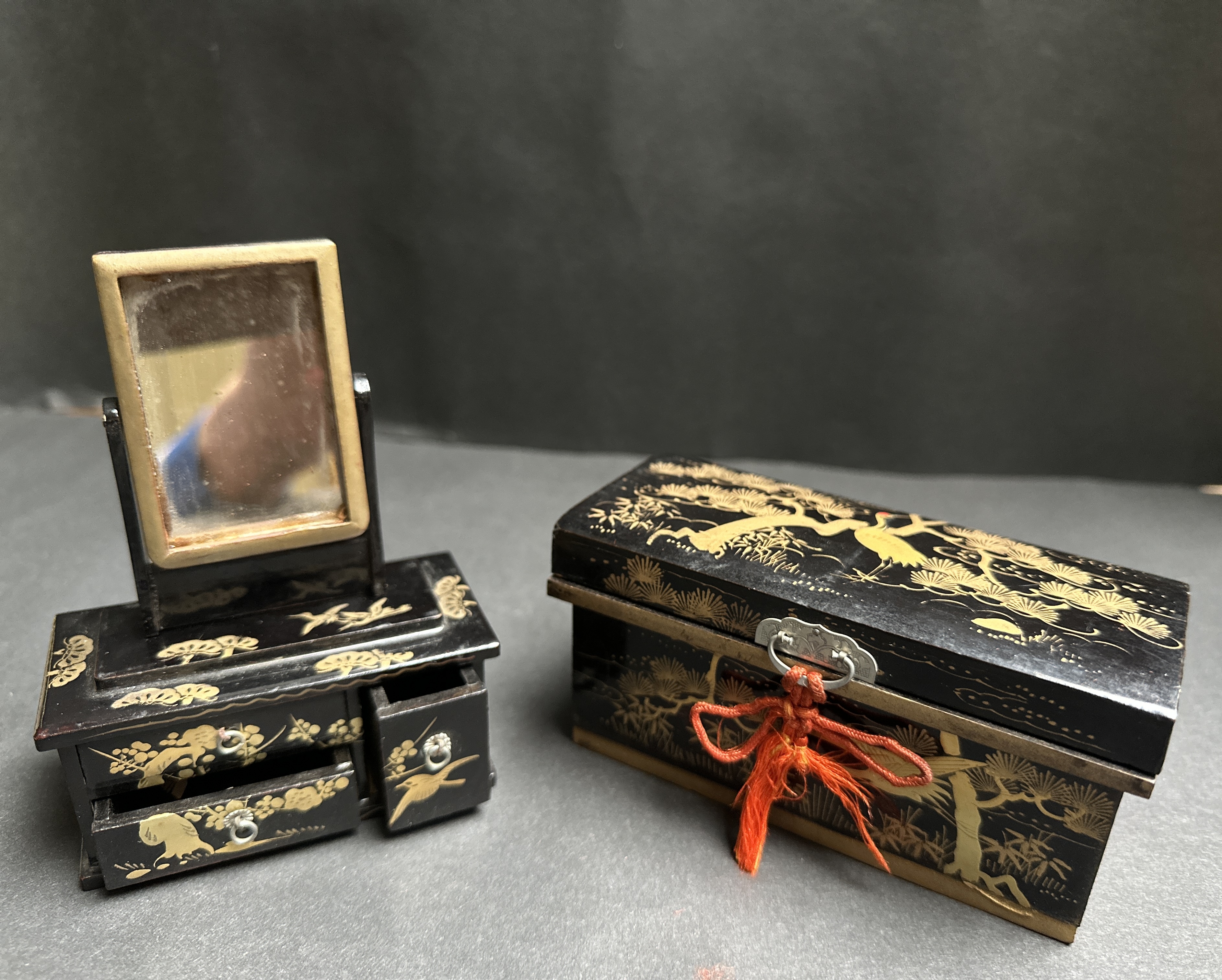 Miniatuur Hina accesoires in Japans lakwerk in orginele geisha doos