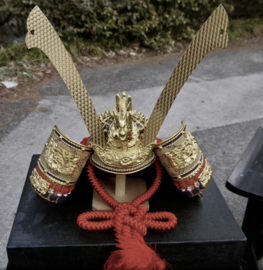 Miniatuur samurai helm Breedte 32 cm x Diepte 23 cm x Hoogte 36 cm in kist