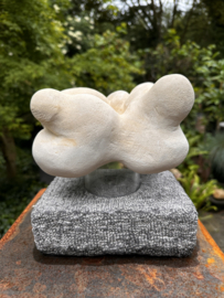 Sculptuur in witte albast op sokkel " Verbintenis `'