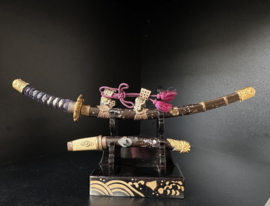 Antieke Miniatuur Samurai zwaarden met lakstandaard