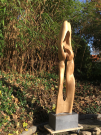 Sculptuur in olmenhout "Dancing Cranes" op natuurstenen voet