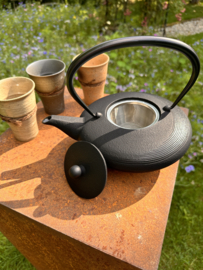 Theepot 1 liter "Tsuki" zwart gietijzer Japans kwaliteitsmerk Iwachu