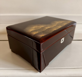 Lakwerk kistje "Pijnboom takjes" voor sieraden