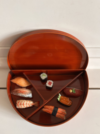 " Bento-box halve maan" in lakwerk ( hout ) in Japans rode kleur voor sushi's / snacks.