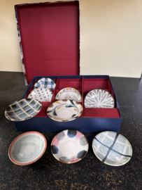 Kado doos met 9 sojasaus schaaltjes voor SUSHI  ( Imari porselein)