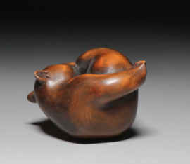 Japanse netsuke uit buxushout gesneden " Beertje "