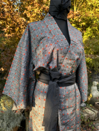 Zijden kimono zilvergrijs met ingeweven rode accenten
