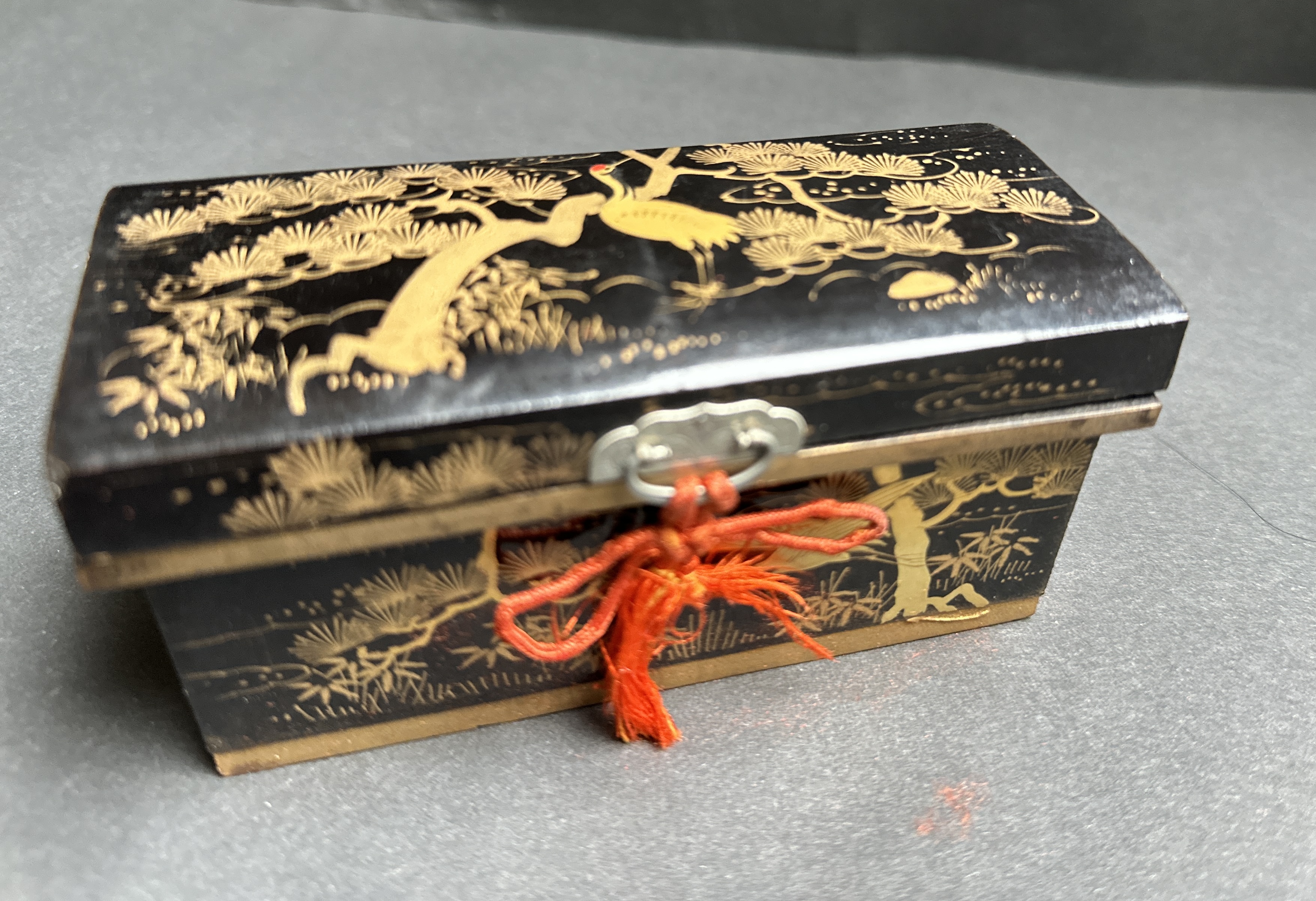Miniatuur Hina accesoires in Japans lakwerk in orginele geisha doos
